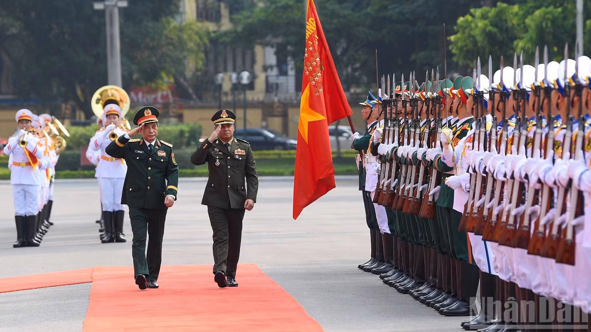 Đại tướng Phan Văn Giang, Ủy viên Bộ Chính trị, Phó Bí thư Quân ủy Trung ương, Phó Thủ tướng Chính phủ, Bộ trưởng Quốc phòng và Đại tướng Tea Seiha, Phó Thủ tướng, Bộ trưởng Quốc phòng Vương quốc Campuchia duyệt đội danh dự Quân đội nhân dân Việt Nam. (Ảnh: THẾ ĐẠI)