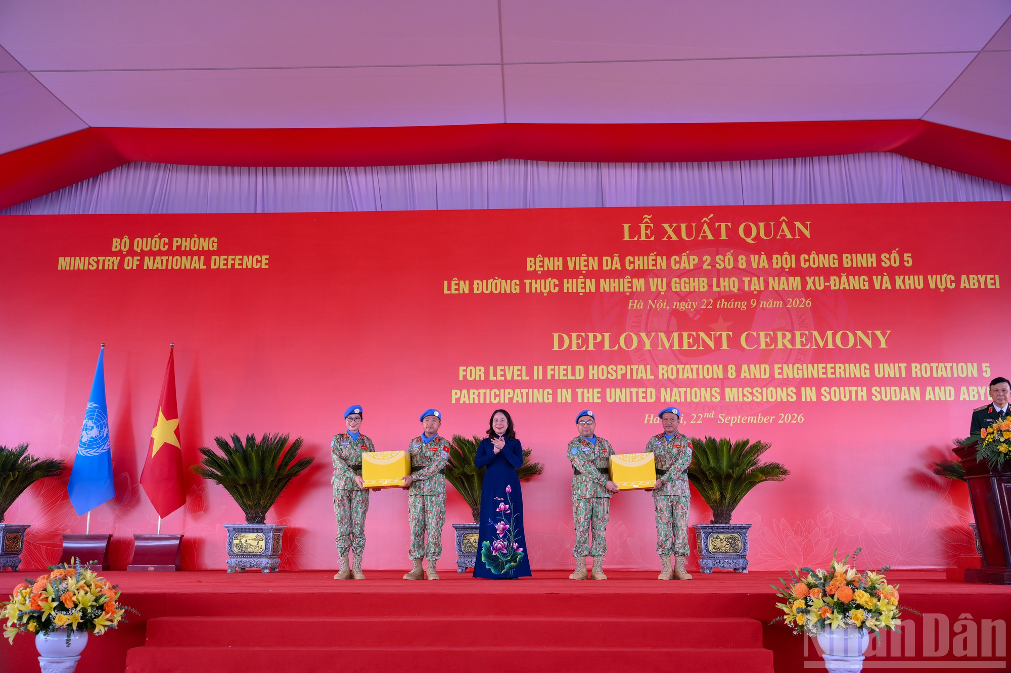 Phó Chủ tịch nước Võ Thị Ánh Xuân tặng quà cho 2 đơn vị trước khi lên đường làm nhiệm vụ.