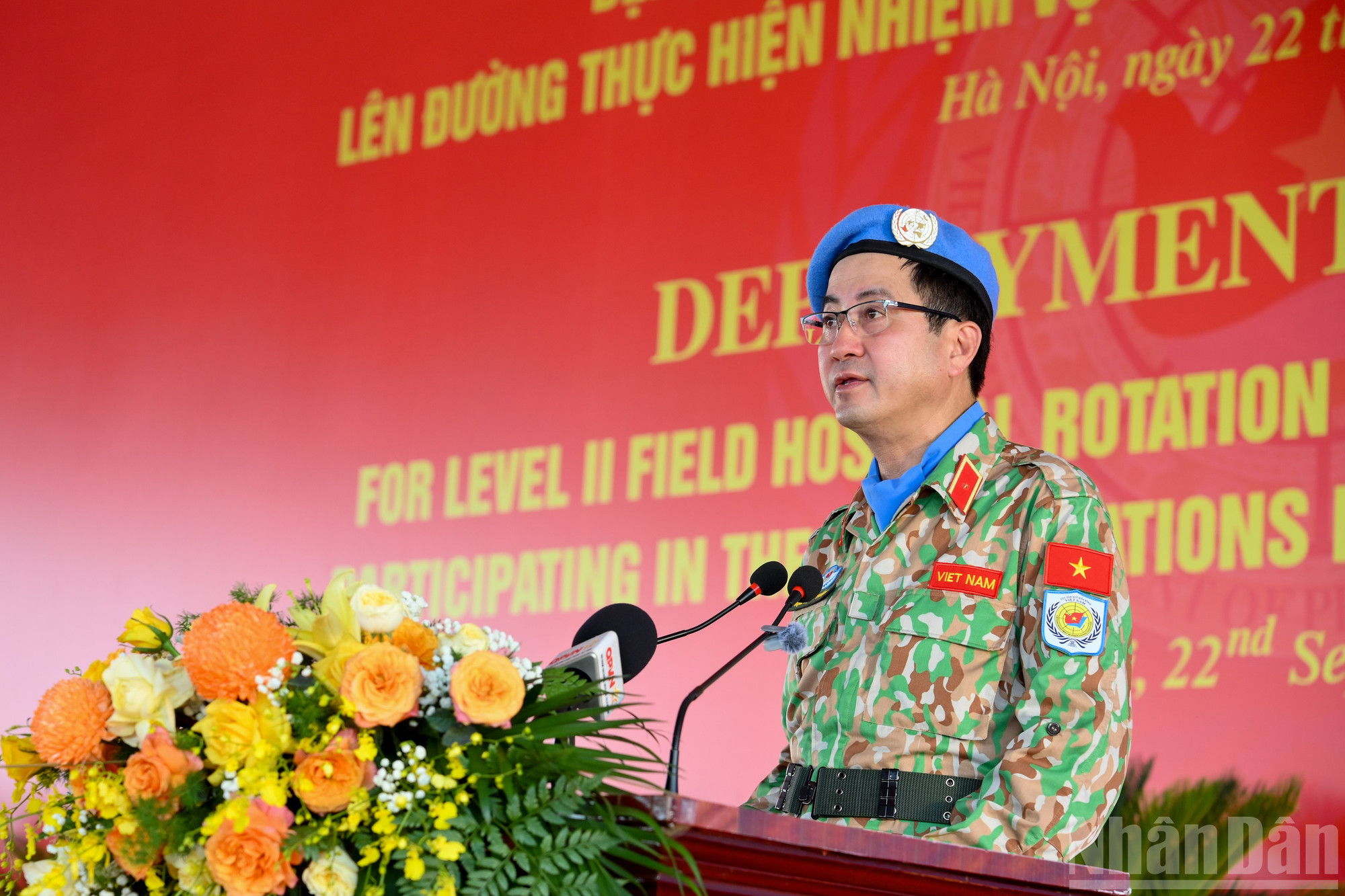 Thiếu tướng Phạm Mạnh Thắng, Cục trưởng Cục Gìn giữ hòa bình Việt Nam báo cáo công tác chuẩn bị cho Bệnh viện dã chiến cấp 2 số 8 và Đội Công binh số 5 lên đường thực hiện nhiệm vụ.