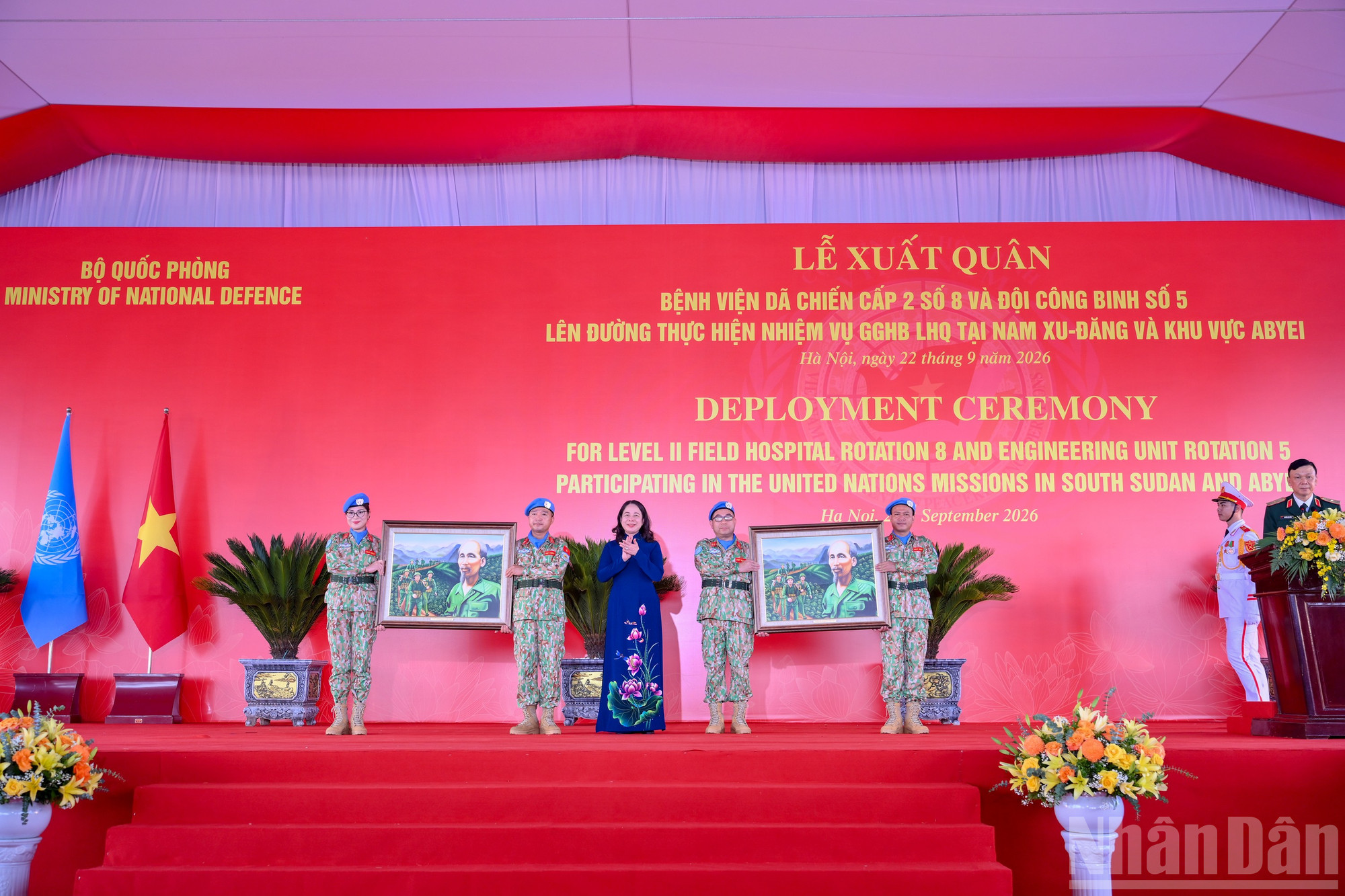 Phó Chủ tịch nước Võ Thị Ánh Xuân tặng bức tranh “Bác vẫn cùng chúng cháu hành quân” cho 2 đơn vị.