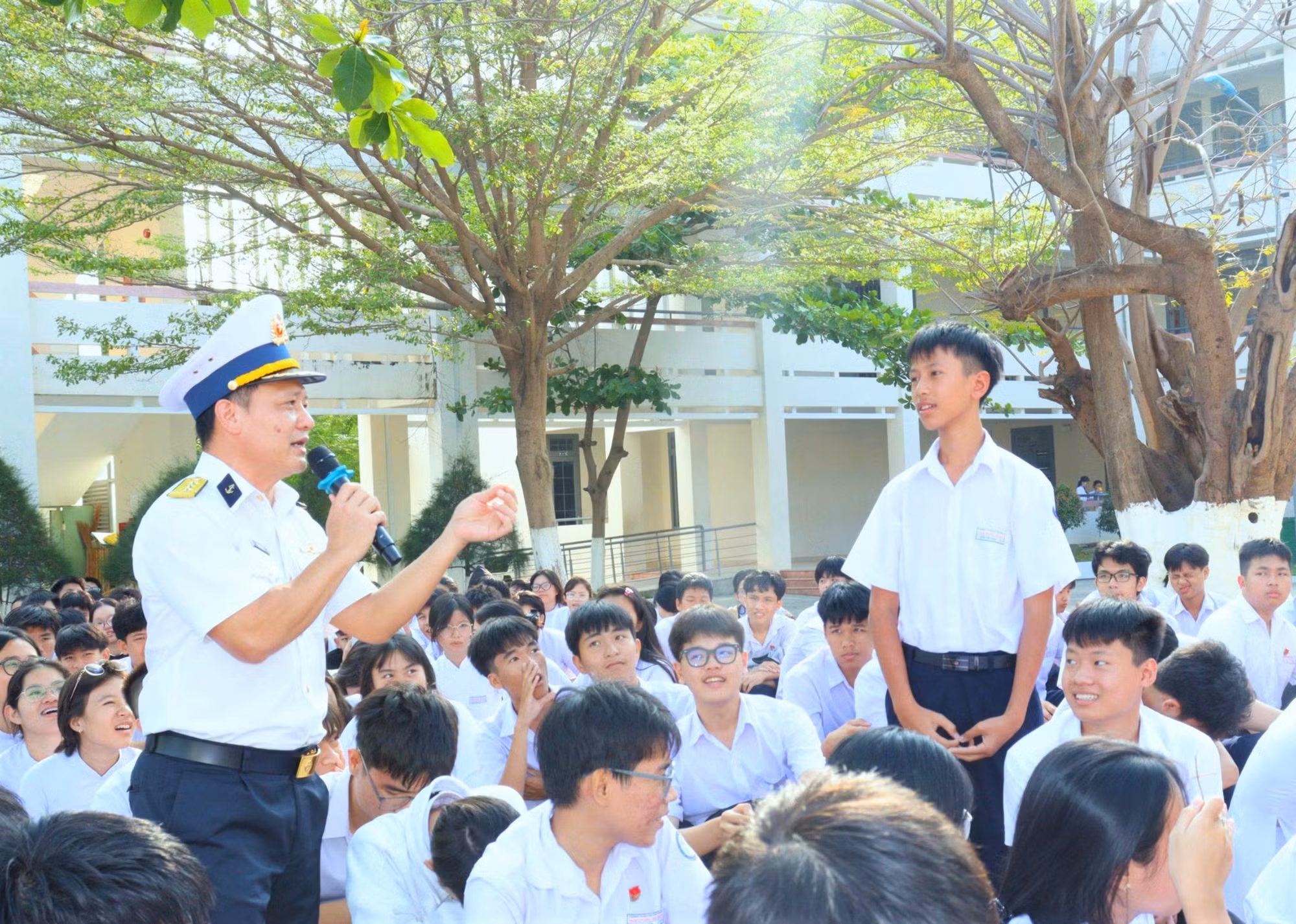 3-bao-cao-vien-hoc-vien-hai-quan-giao-luu-trao-doi-tao-bau-khong-khi-tuyen-truyen-coi-mo-den-voi-cac-em-hoc-sinh.jpg