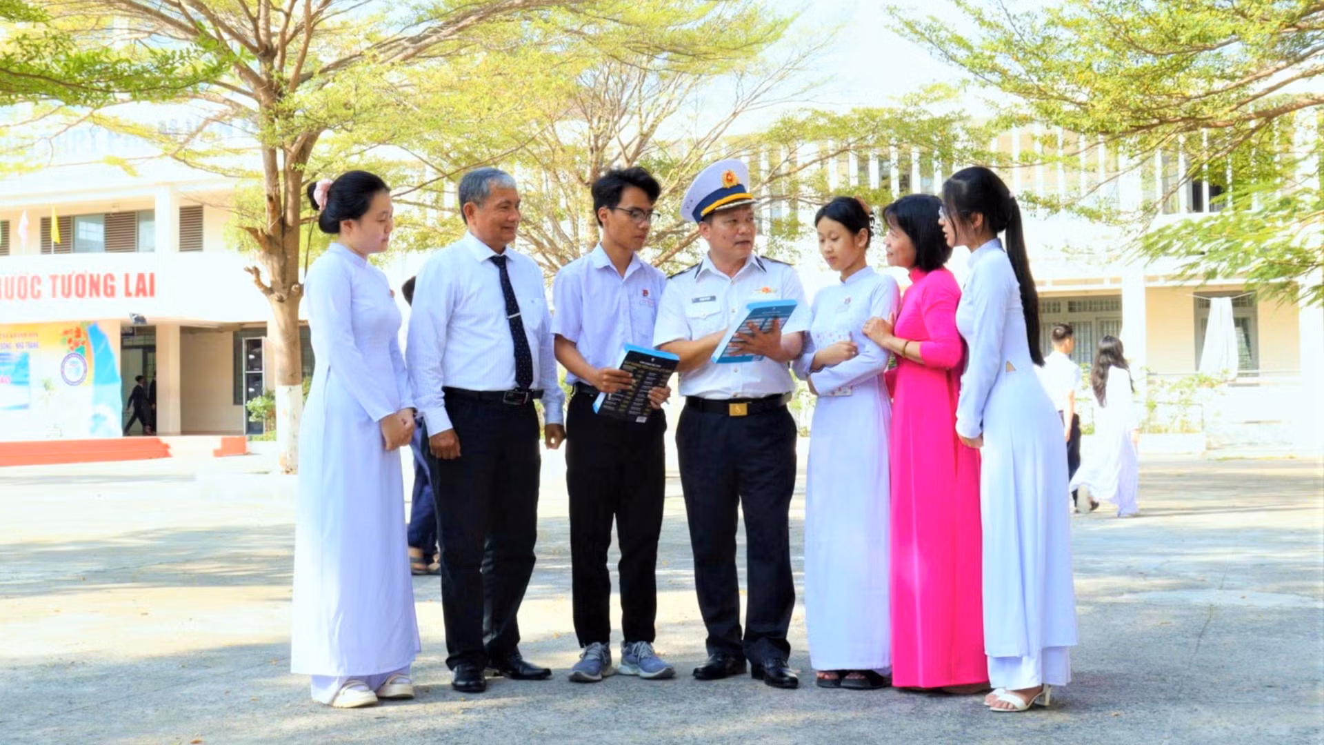 Giáo viên, học sinh được báo cáo viên Học viện Hải quân trực tiếp trao đổi, thông tin về biển, đảo Việt Nam và môi trường học tập trong Quân đội.