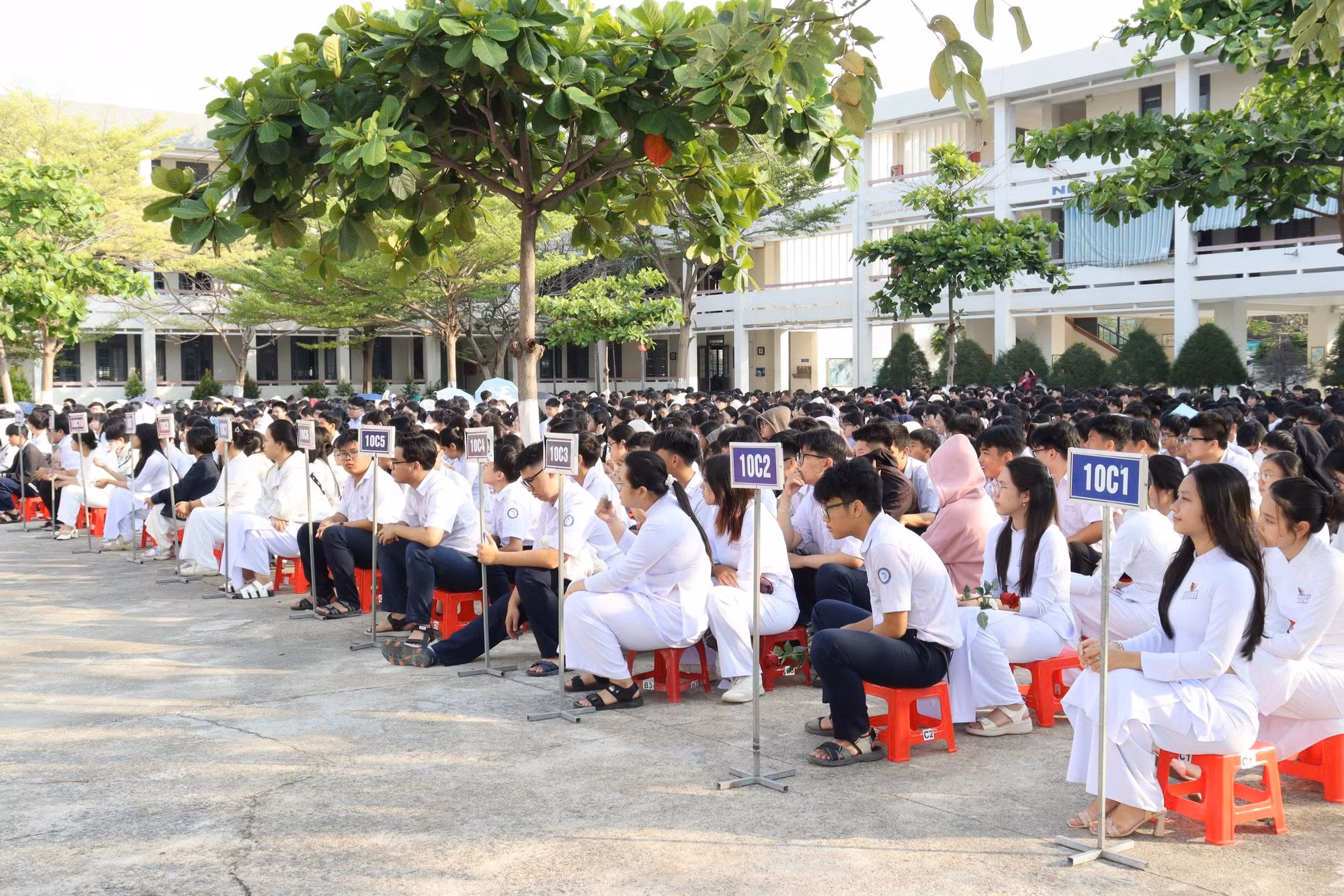 1-hoc-sinh-tham-gia-chuong-trinh-tuyen-truyen-bien-dao-viet-nam-va-tu-van-huong-nghiep-tuyen-sinh-quan-su-nam-2026.jpg
