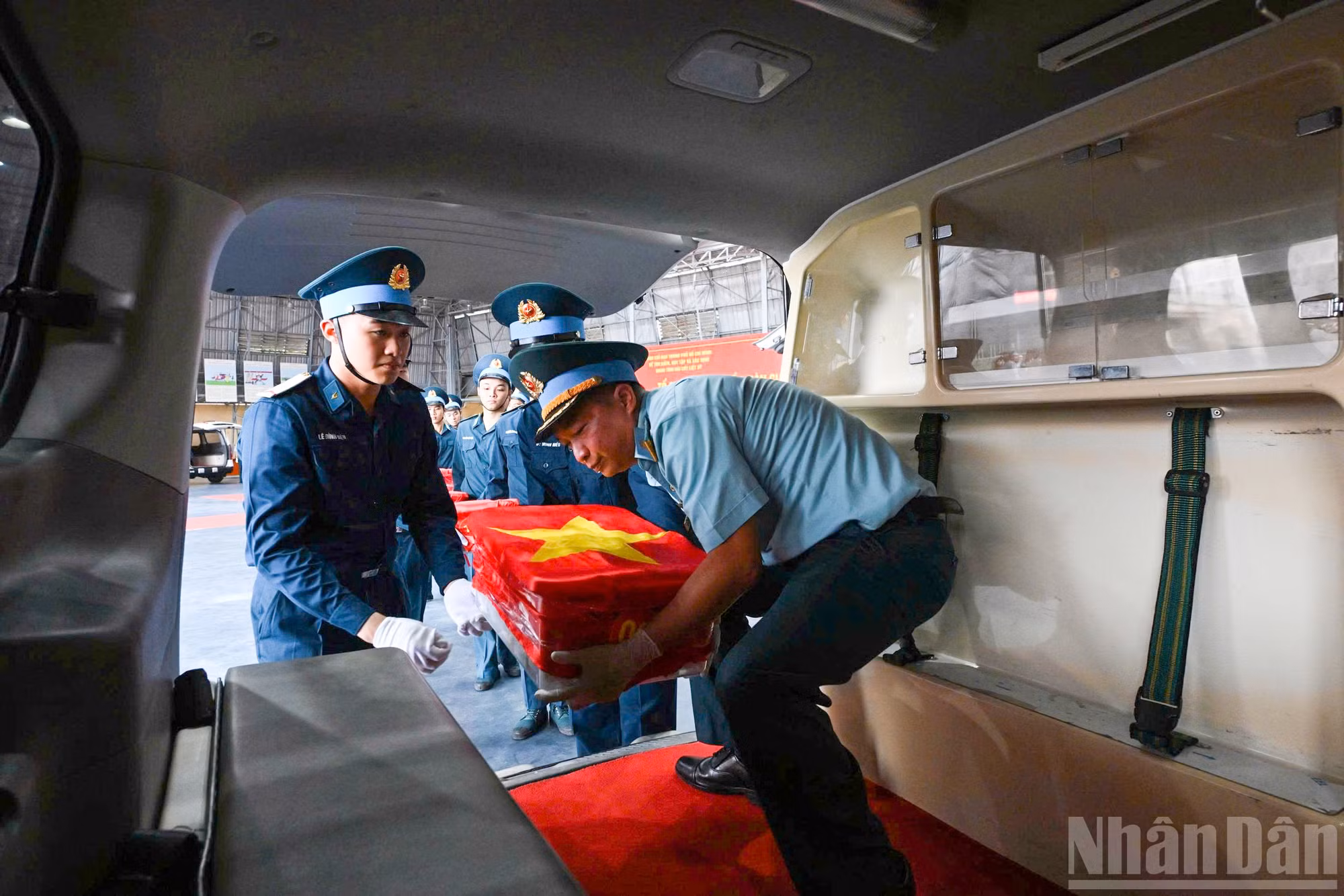 ndo_br_van-chuyen-ban-giao-mau-xd-danh-tinh-liet-si-4.jpg