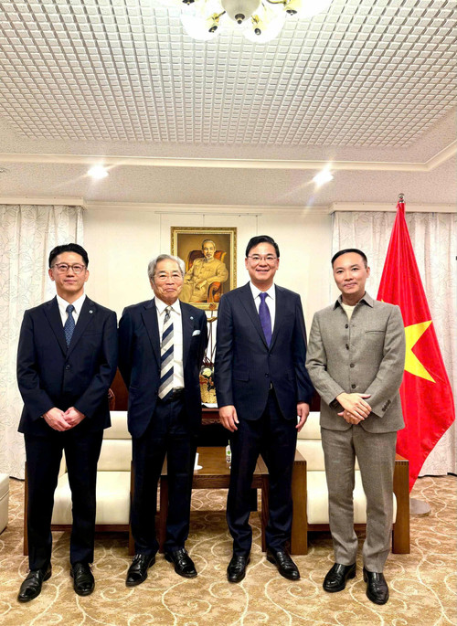 Regissør Van Nguyen (helt til høyre) og organiseringskomiteen for prisutdelingen. vannguyen1.jpg