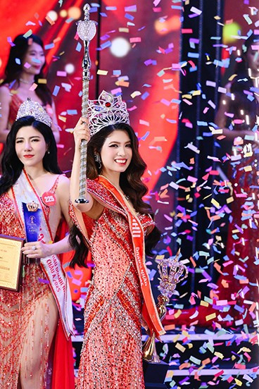 Hoa hậu Ban Thị Thu lúc đăng quang. hhdn2.jpg