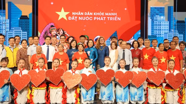 Khách mời và diễn viên, nghệ sĩ tham dự Chương trình nghệ thuật chính luận với chủ đề “Nhân dân khỏe mạnh – Đất nước phát triển”.