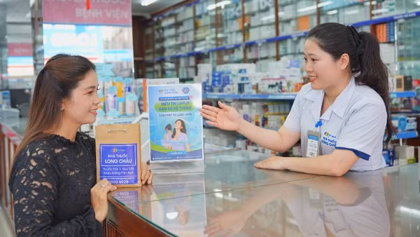 Nhân viên hệ thống nhà thuốc Long Châu giới thiệu liệu pháp điều trị Lupus ban đỏ hệ thống