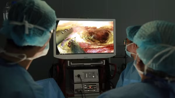 Ê-kíp phẫu thuật đang thực hiện ca phẫu thuật.