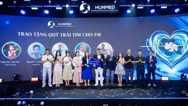 Trao tài trợ cho đại diện Chương trình "Trái tim cho em" để triển khai phẫu thuật miễn phí cho trẻ bị bệnh tim bẩm sinh.