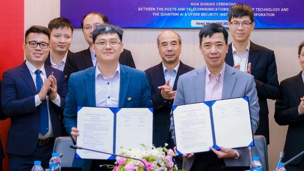Đại diện Học viện Công nghệ Bưu chính Viễn thông và Viện Quantum AI & Cyber Security ký kết biên bản ghi nhớ hợp tác.