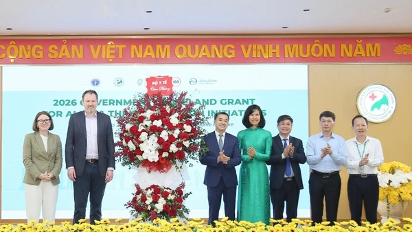 Thứ trưởng Bộ Y tế Trần Văn Thuấn (thứ 5 từ phải qua trái) chúc mừng đại diện Chính phủ Ireland và các đơn vị.