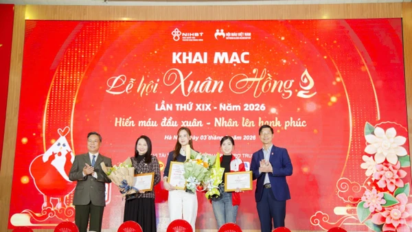 Đại diện ban tổ chức tặng hoa tri ân các nghệ sĩ đồng hành chương trình.