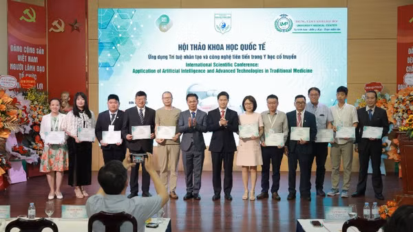 Đại diện Ban tổ chức trao chứng nhận cho các báo cáo viên tham gia Hội thảo quốc tế AITM 2026.