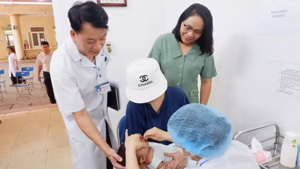 Tổ chức bổ sung Vitamin A cho trẻ tại Trạm y tế phường Dương Nội (Hà Nội)