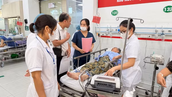 Tiếp nhận cấp cứu cho bệnh nhân tại Trung tâm cấp cứu A9.