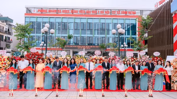 Lễ cắt băng khai trương Phòng khám đa khoa Bệnh viện Đại học Y Hà Nội, cơ sở Vĩnh Hưng.