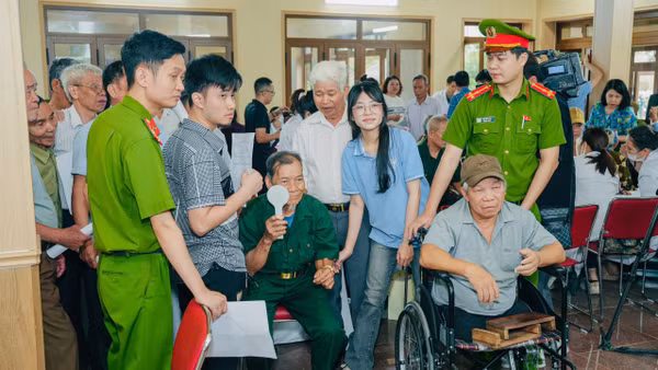 Đông đảo người có công và thân nhân các gia đình chính sách được chăm sóc sức khỏe.