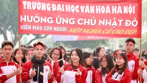 Đông đảo sinh viên, các bạn trẻ hưởng ứng "Chủ nhật Đỏ" lần thứ XVIII.