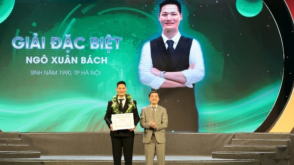 Giáo sư, tiến sĩ Trần Văn Thuấn, Thứ trưởng Y tế, Chủ tịch Hội đồng Y khoa quốc gia, Trưởng ban chỉ đạo Cuộc thi "Tôi khỏe đẹp hơn" lần thứ 4 - trao giải Đặc biệt cho ứng viên Ngô Xuân Bách đến từ Hà Nội.