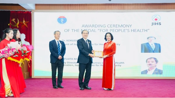 Phó Giáo sư, Tiến sĩ Nguyễn Thị Liên Hương, Thứ trưởng Y tế trao Kỷ niệm chương “Vì sức khỏe nhân dân” tặng chuyên gia của JIHS.