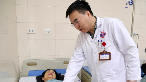 Bác sĩ kiểm tra, đánh giá tình trạng người bệnh sau phẫu thuật