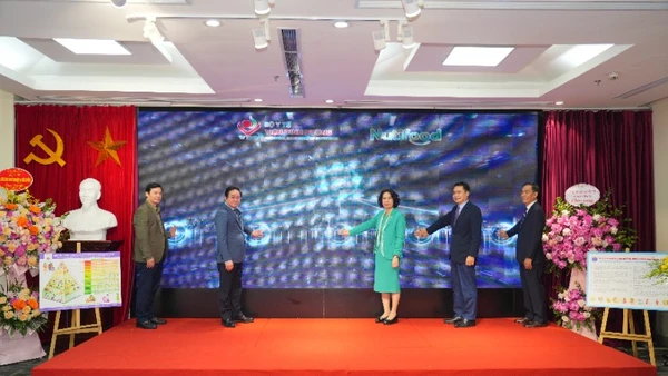 Nghi thức bấm nút khai trương Cổng thông tin Dinh dưỡng.