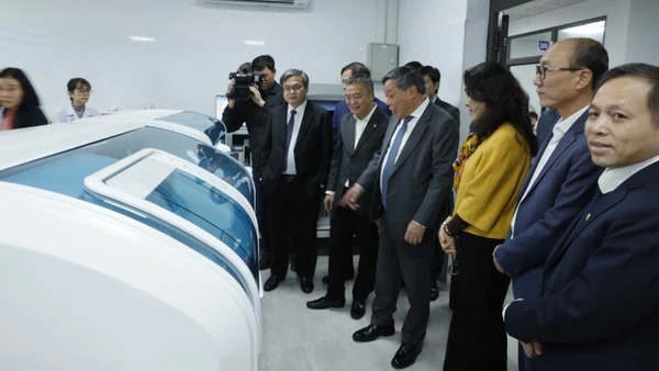 Lãnh đạo thành phố Hà Nội khảo sát các thiết bị y tế mới được đầu tư lắp đặt tại Phòng khám đa khoa Bệnh viện Đại học Y Hà Nội - cơ sở Vĩnh Hưng.