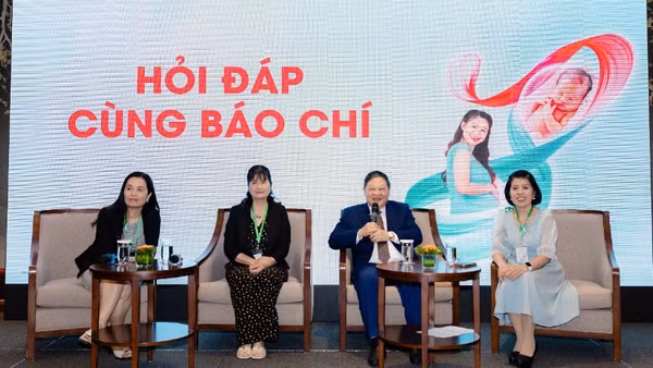 Các chuyên gia tọa đàm trao đổi các nội dung với đại diện các cơ quan báo chí. (Ảnh: PV)