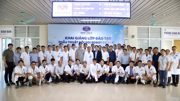 Giảng viên và học viên tham gia khóa đào tạo phẫu thuật nội soi robot cơ bản.