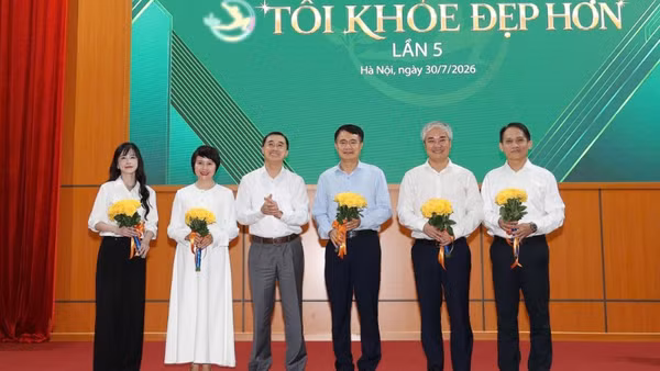 Giáo sư, Tiến sĩ Trần Văn Thuấn, Thứ trưởng Y tế tặng hoa chúc mừng Hội đồng Giám khảo cuộc thi.