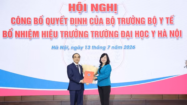Bộ trưởng Y tế Đào Hồng Lan trao quyết định bổ nhiệm Hiệu trưởng Trường đại học Y Hà Nội cho Giáo sư Nguyễn Hữu Tú.