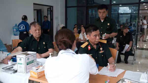 Quy trình lấy máu xét nghiệm để kiểm tra sức khỏe toàn diện cho các đối tượng thương binh, bệnh binh.