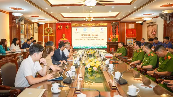 Quang cảnh lễ khai giảng chương trình.