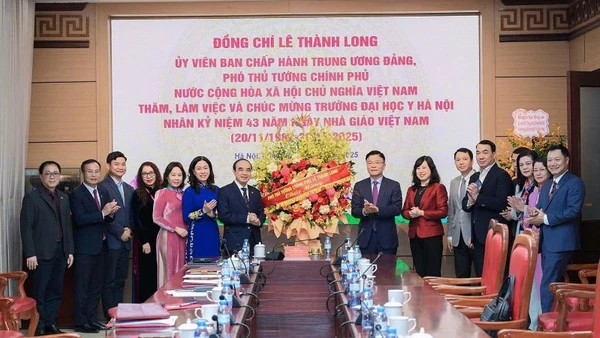 Phó Thủ tướng Lê Thành Long tặng hoa cán bộ, giảng viên, nhà khoa học Trường đại học Y Hà Nội nhân Ngày Nhà giáo Việt Nam (20/11).