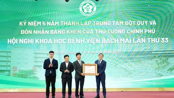 Thứ trưởng Y tế Trần Văn Thuấn trao Bằng khen của Thủ tướng Chính phủ tặng Trung tâm Đột quỵ Bệnh viện Bạch Mai.