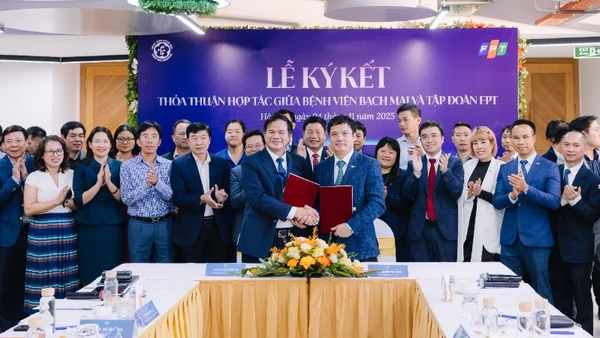 Giám đốc Bệnh viện Bạch Mai Đào Xuân Cơ và Tổng Giám đốc Tập đoàn FPT Nguyễn Văn Khoa trao thỏa thuận hợp tác.