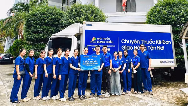 Long Châu trao 1 tấn thuốc hỗ trợ người dân Khánh Hoà
