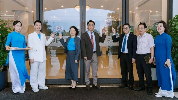 Dán biển cấm hút thuốc tại các nhà hàng, khách sạn trên địa bàn thành phố Đà Nẵng.