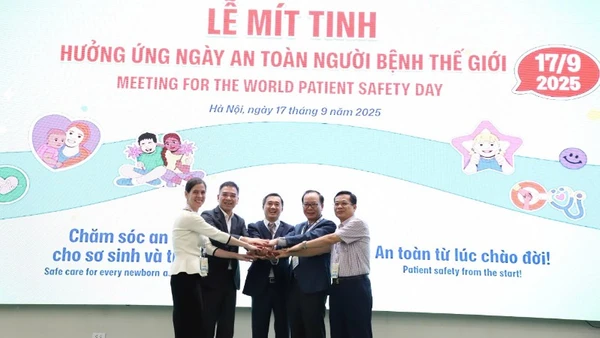 Đại diện Bộ Y tế, Tổ chức Y tế Thế giới tại Việt Nam hưởng ứng Ngày An toàn người bệnh thế giới (17/9).