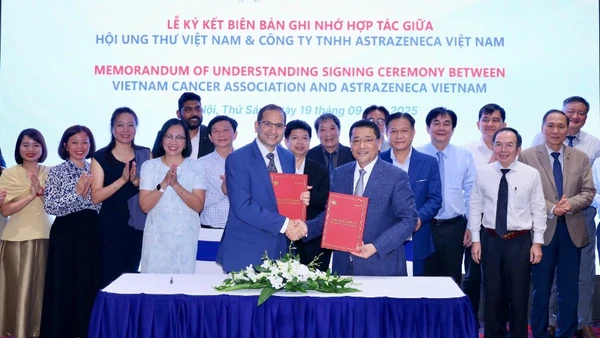 Đại diện Hội Ung thư và Công ty TNHH AstraZeneca Việt Nam ký kết Bản ghi nhớ.