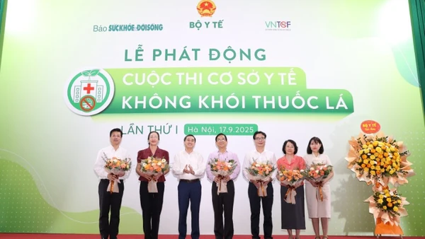 Tặng hoa Hội đồng Giám khảo.