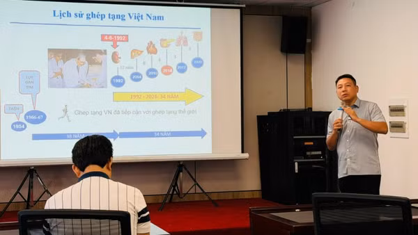 Tiến sĩ Phạm Gia Anh, Phó Giám đốc Trung tâm Điều phối ghép tạng quốc gia báo cáo về lịch sử hình thành và phát triển ghép tạng tại Việt Nam. 