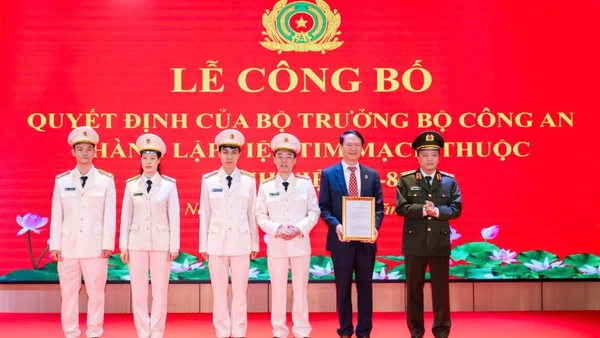 Trung tướng Đặng Hồng Đức, Thứ trưởng Công an trao quyết định thành lập Viện Tim mạch thuộc Bệnh viện 19-8.