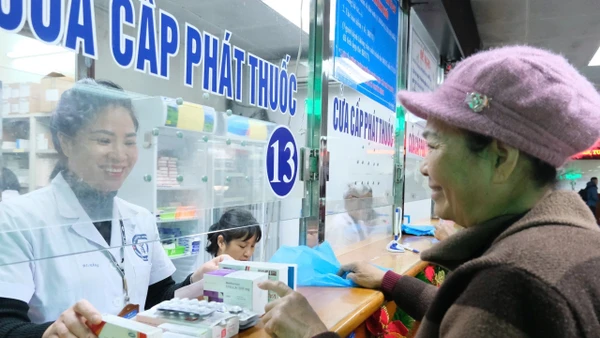 Cấp thuốc cho người bệnh điều trị ngoại trú tại Bệnh viện đa khoa Đức Giang.