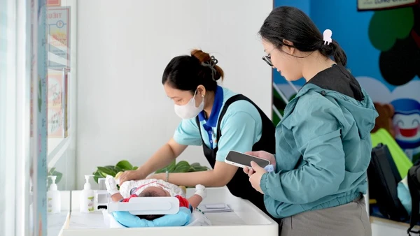 Đang trong giai đoạn giao mùa và thời tiết cực đoan, các chuyên gia y tế khuyến cáo các bậc phụ huynh cần chủ động thực hiện các biện pháp dự phòng và tiêm vaccine cho trẻ.