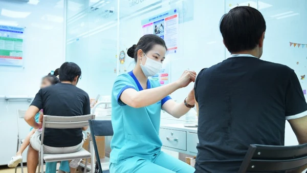 Tiêm vaccine là biện pháp phòng bệnh chủ động giúp giảm thiểu gánh nặng sức khỏe từ các yếu tố nguy cơ.