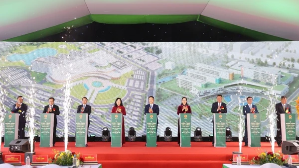 Các đại biểu bấm nút khánh thành phần xây dựng công trình Bệnh viện Bạch Mai cơ sở 2 và Bệnh viện Hữu nghị Việt Đức cơ sở 2.