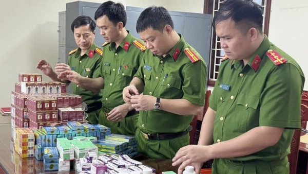 Thuốc giả bị cơ quan chức năng phát hiện. (Ảnh tư liệu)