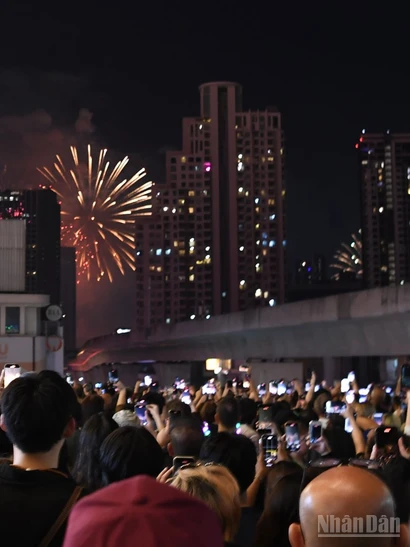 Du khách tại một điểm bắn pháo hoa chào đón năm mới 2026. (Ảnh: XUÂN SƠN)